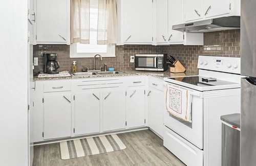North Charleston House | Dog Friendly/Privacy Fence Back Yrd/13mi to dwntwn Charleston