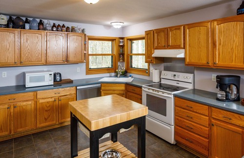 Sturgeon Bay Cabin | Dog-Friendly! Pine Tree Retreat