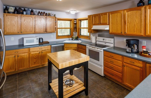 Sturgeon Bay Cabin | Dog-Friendly! Pine Tree Retreat