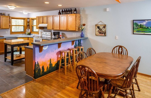 Sturgeon Bay Cabin | Dog-Friendly! Pine Tree Retreat