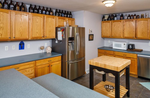 Sturgeon Bay Cabin | Dog-Friendly! Pine Tree Retreat