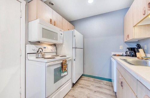 Rockaway Beach House | Dog-Friendly Room w/Full Kitchen - Walk to the Beach and Downtown