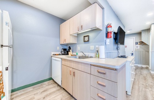 Rockaway Beach House | Dog-Friendly Room w/Full Kitchen - Walk to the Beach and Downtown