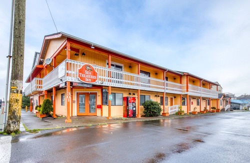 Rockaway Beach House | Dog-Friendly Room w/Full Kitchen - Walk to the Beach and Downtown