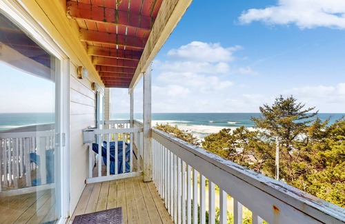 Lincoln City Apartment | Dog-Friendly Studio with Ocean Views & Free WiFi - Close to Beach Access