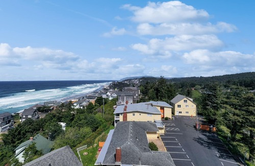 Lincoln City Apartment | Dog-Friendly Studio with Ocean Views & Free WiFi - Close to Beach Access