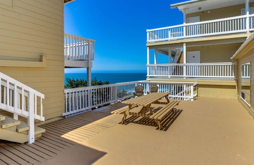 Lincoln City Apartment | Dog-Friendly Studio with Ocean Views & Free WiFi - Close to Beach Access