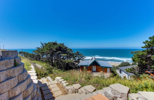 Lincoln City Apartment | Dog-Friendly Studio with Ocean Views and Balcony - Close to the Beach