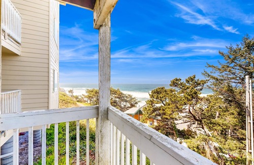 Lincoln City Apartment | Dog-Friendly Studio with Ocean Views and Balcony - Close to the Beach