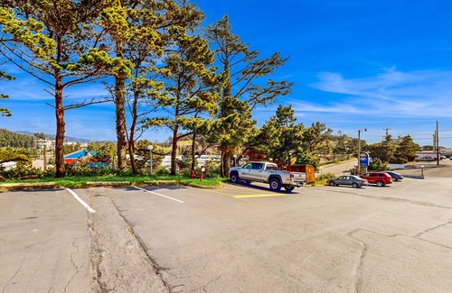 Lincoln City Apartment | Dog-Friendly Studio with Ocean Views and Balcony - Close to the Beach