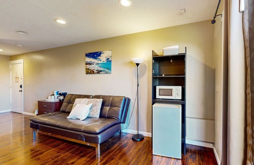Lincoln City Apartment | Dog-Friendly Studio with Private Balcony - Miles of Beach just Steps Away