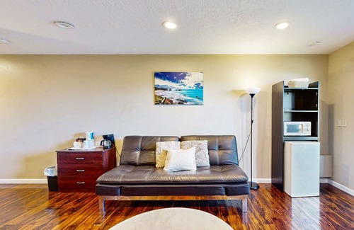 Lincoln City Apartment | Dog-Friendly Studio with Private Balcony - Miles of Beach just Steps Away