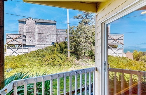 Lincoln City Apartment | Dog-Friendly Studio with Private Balcony - Miles of Beach just Steps Away