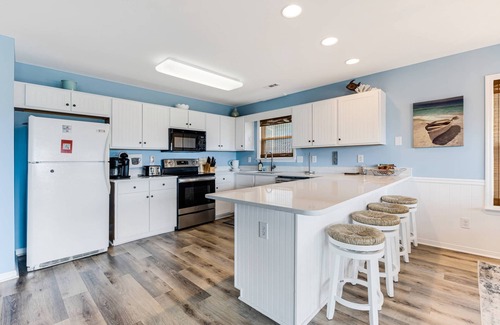 Long Beach House | Dog Friendly, Wonderful Ocean Views, 1 block from Beach.