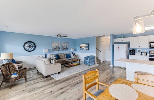 Long Beach House | Dog Friendly, Wonderful Ocean Views, 1 block from Beach.