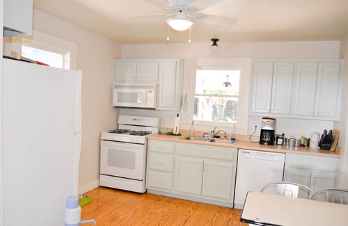 Fredericksburg House | Dogologie Haus 416 - No Smoking, no pet fee, 3 blocks from Main St