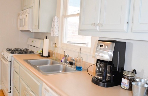 Fredericksburg House | Dogologie Haus 416 - No Smoking, no pet fee, 3 blocks from Main St