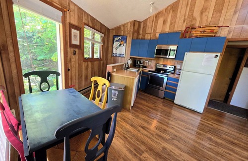 Beech Mountain Ski Chalet | Dogs ‖ S'mores & Fire ‖ 2 Mins to Slopes ‖ Paved Road Access