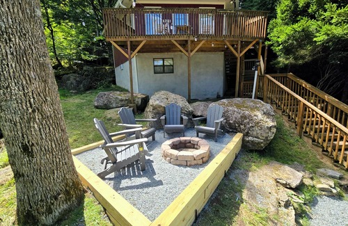 Beech Mountain Ski Chalet | Dogs ‖ S'mores & Fire ‖ 2 Mins to Slopes ‖ Paved Road Access