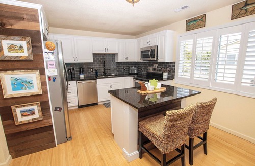 Avon House | Dogs Welcome, Beach Access, Sun Deck, Covered Deck