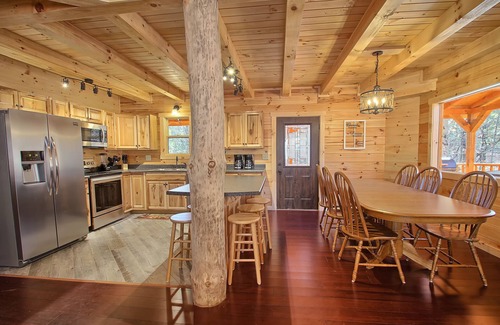 Logan Cabin | Dogwood Lane Lodge- sleeps up to 18 -Hocking Hills