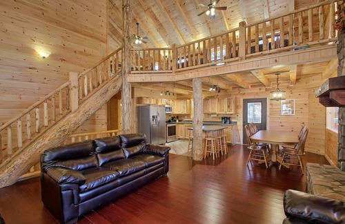 Logan Cabin | Dogwood Lane Lodge- sleeps up to 18 -Hocking Hills