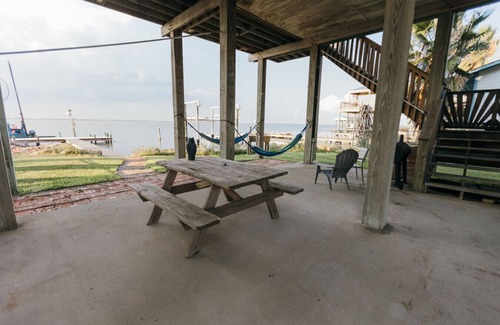 Sportsman Road House | Dolce Villa- Fisherman`s Paradise, bayfront/private pier