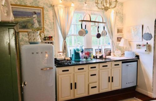 Mid-City House | DOLLHOUSE, HUGE 6 BR, French Quarter, STREETCAR sleeps 14!