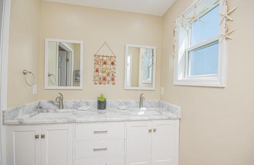 Sunnyside House | Dolphins Point - West End - Sleeps 12!