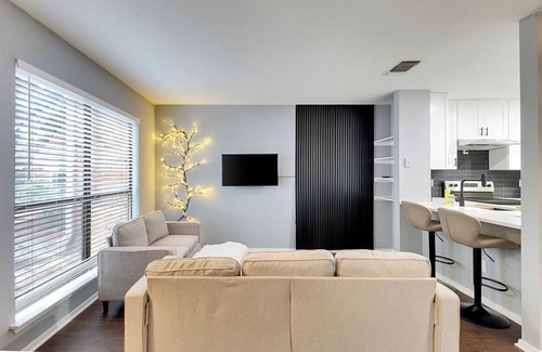 North Austin Civic Association House | Domain District Getaway Luxe & Poolside/12 min to Downtown