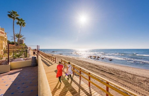 Sitio de Calahonda Apartment | DOÑA LOLA MACDONALDS RESORT, front line apartment with total sea views