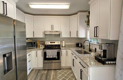 Daphne House | Donna’s Charm: 3 bedroom/king suite/pools/golf