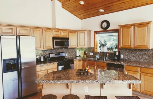 Truckee House | Donner Lake Cabin with LAKE VIEW, DECK and AC