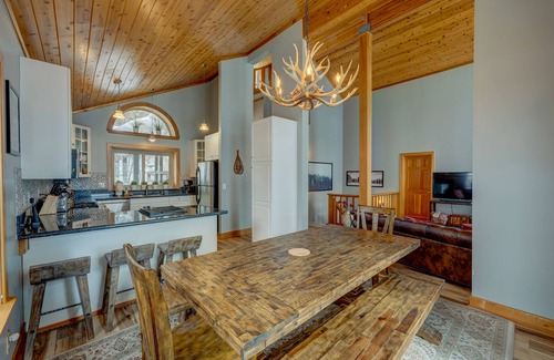Truckee House | Donner Lake mountain-view delight - multi-level deck & private hot tub views