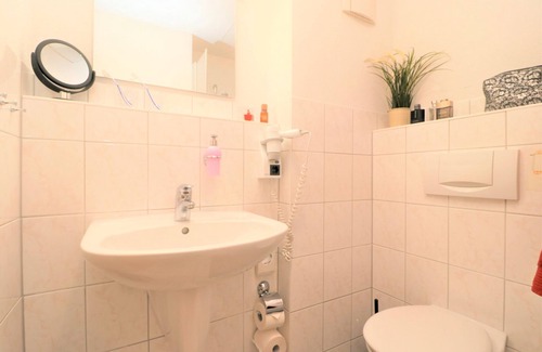 Ostseebad Wustrow Apartment | Doppelzimmer mit Balkon Direkt am Hafen von Wustrow