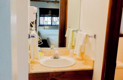 Crestline House | Double Bed Hotel Room