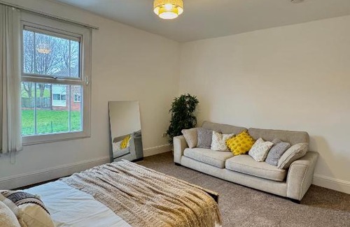 Erdington House | Double Bedroom in Birmingham Near City Center