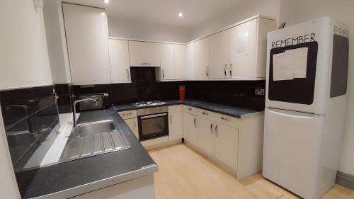 Eccles House | Double-Bedroom in the Heart of Eccles Manchester BH3 Perfect for Short Stays