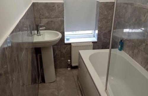 Salford House | Double-Bedroom in the Heart of Salford Manchester Perfect for Short Stays LT4