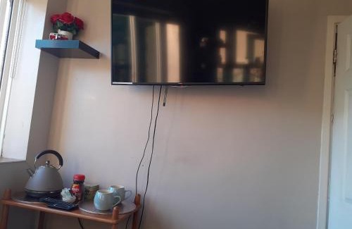 Poole House | Double bedroom sleeps 1 or 2 with back garden view