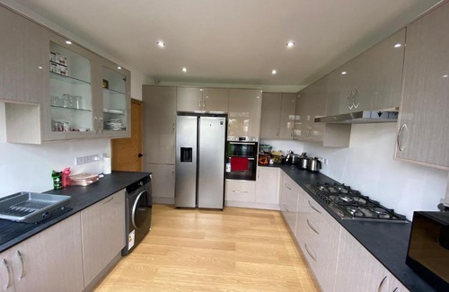 Brampton House | Double Bedroom with en-suite shower & free parking