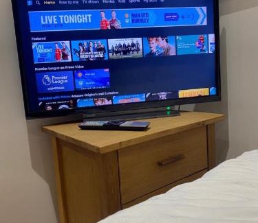 Brampton House | Double Bedroom with en-suite shower & free parking