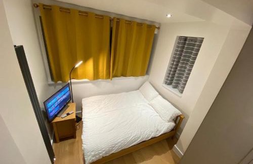 Brampton House | Double Bedroom with en-suite shower & free parking