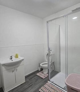 Oldbury House | Double Bedroom with private bathroom and shared kitchen