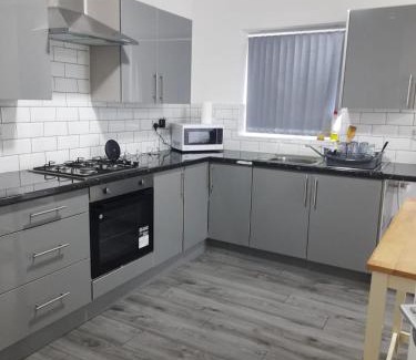 Oldbury House | Double Bedroom with private bathroom and shared kitchen