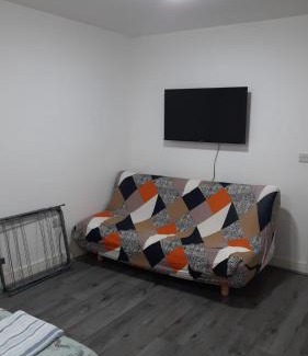 Oldbury House | Double Bedroom with private bathroom and shared kitchen