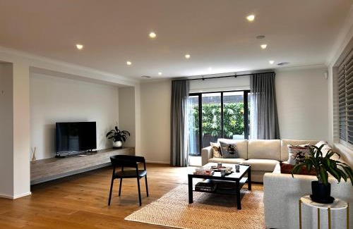 Mambourin House | Double bedrooms in a luxury house in west of Melbourne