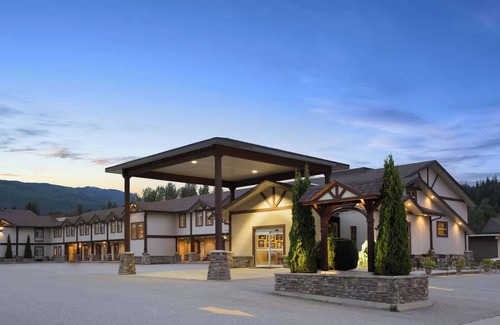 Revelstoke Hotel | Double Queen Room Northwinds