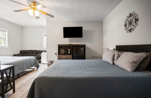 Wellsboro Hotel | Double Queen Suite w/Futon | 2mi to Grand Canyon