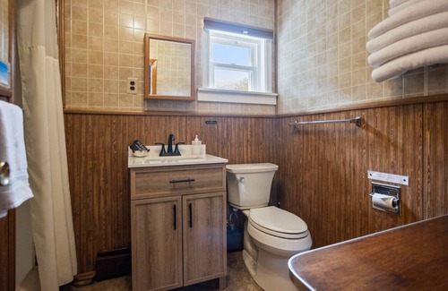 Wellsboro Hotel | Double Queen + Twin | Motel Suite Near Wellsboro